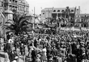 Einzug des Gouverneurs : Menschenmenge beim Einzug des Gouverneurs vor dem Parlament (Ou Raadzaal) auf dem Church Square