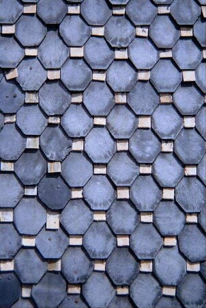 Detail Wandbeschieferung, achteckige Schiefer mit kleinen gelben Quadraten