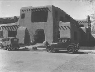 Lehmhaus mit parkenden Autos (USA-Reise 1933)