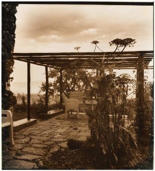 Garten Dr. Udo Rukser, Oberbühlhof am Bodensee: Pergola mit Gartenmöbeln