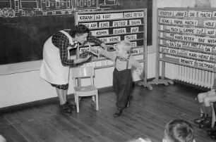 Lehrer und Schüler beim Unterricht in der Gehörlosen-Schule Güstrow : Unterrichtsszenen, Stadtansichten von Güstrow, Landschaft und Schloss