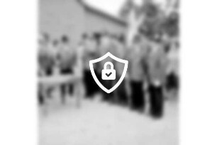 Schützenverein Redderschmiede von 1966 e.V.: Schützenhaus: Bürgerworthalter [Name maskiert] im Beisein von Erstem Stadtrat [Name maskiert] Schützen und Gästen beim Überreichen des Pokals an siegreiche Mannschaft der Redderschmiede mit [Name maskiert] [Name maskiert] [Name maskiert] [Name maskiert] Mühlenbruch und [Name maskiert] vorn links Tisch: 12./13. [Name maskiert]