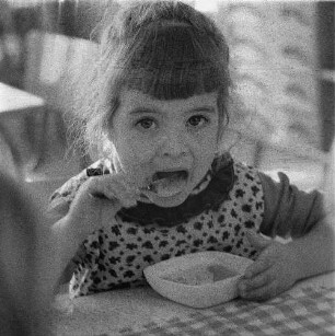 Dresden-Johannstadt, Elisenstraße. Kindergarten. Mädchen beim Mittagessen