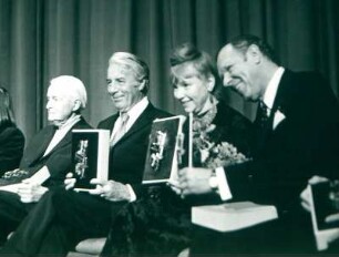 IFF 1975. Preisverleihung. Carl Junghans, Johannes Hesters, Dolly Haas, Franz Grothe [goldenes Filmband]