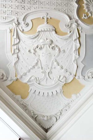 Decke der Kantine — Vier Eckkartuschen mit den Initialen A und A (Albertine Agnes) — Kartusche (Ornament)