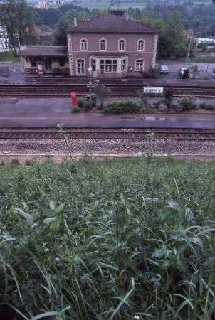 Niefern Empfangsgebäude Güterschuppen Bahnsteig Grünanlage Fahrkartenautomat