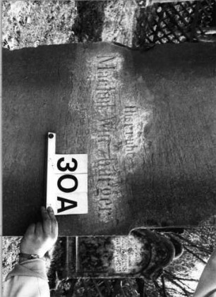 Grabstein 30 (Index: 100080826) Material: Sandstein Zustand: stark abgeblättert, Schriftplatte fehlt Maße HxBxT: 126x54x26 cm Beschreibung: ädikulaartige Stele mit Halbsäulen, eingezogener Rundbogenabschluß mit Verdachung und Mittelakroter, eingetieftes Schriftfeld rechteckig: Grabstein 30A