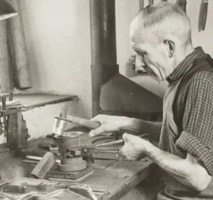 Herstellung eines Zinnbechers in der Zinngießerei Altenberg (Erzgebirge) : Einsetzen der Mantelteile (Hubel) der Becherform in die Bodenplatte, letzter Hubel