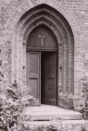 Dorfkirche. Turmportal