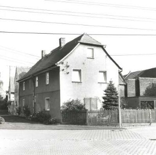 Markranstädt-Meyhen, Dorfplatz 16. Wohnhaus (1886/1900). Straßenansicht