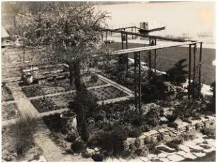 Garten Charell, Potsdam-Sacrow: Pflanzgarten, Pergola und Klinkerweg