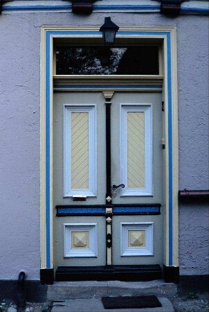 zweiflügelige Holztür mit Oberlicht
