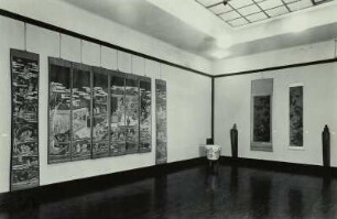 Raumaufnahme der Ausstellung "Ostasiatische Kunst und Chinoiserie", Museum für Kunsthandwerk, Dresden, 1957 : Raum mit Rollbildern