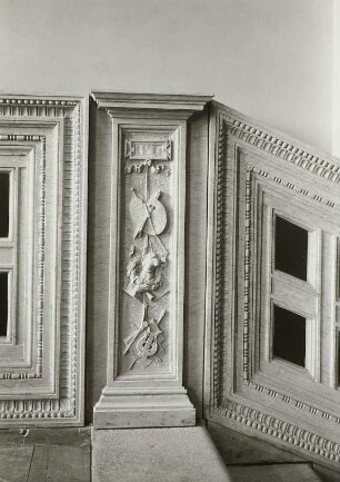 Dresden. Gemäldegalerie Alte Meister, Treppengeländer : Dresden-Altstadt. Gemäldegalerie Alte Meister (1847/54; G. Semper begonnen, 1955/56 Wiederaufbau; M. Zimmermann, A. Frenzel). Sandstein-Geländer (Kopie nach 1945) mit Reliefzier am Treppenaufgang. Ornamentfeld mit Allegorien Architektur, Musik, Bildhauerei und Malerei
