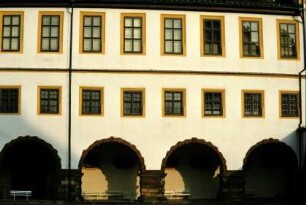 Detail voriges Bild: Arkadengang und Fensterreihen