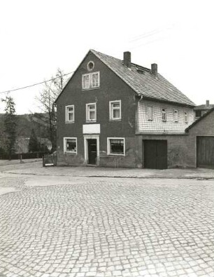 Augustusburg-Erdmannsdorf, Chemnitzer Straße 37. Wohnhaus mit Ladeneinbau (um 1820). Straßenansicht