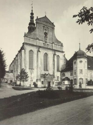 Kloster Marienstern : Kloster Marienstern. Barocker Westgiebel vor gotischen Schiff