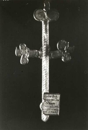 Aus Holz geschnitztes, bemaltes Grabkreuz