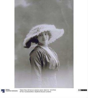 Frau mit Hut von Jeanne Lanvin