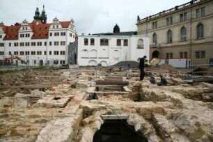 Dresden-Altstadt. Neumarkt. Ausgrabungen vor Baubeginn im Quartier VIII. Freigelegte Keller. Blick zu Schloss, Stallhof und Johanneum