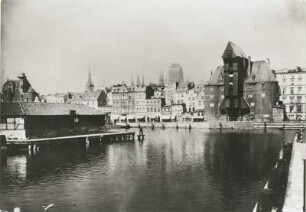 Danzig (heute Gdansk / Polen). Blick von der Speicherinsel nach Südwesten über die Mottlau zur Altstadt mit Alter Sternwarte, Rathaus, Marienkirche und Krantor