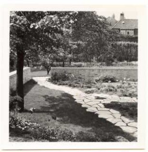 Garten Günther Vollberg, Berlin-Grunewald: Mauer und Plattenweg im Garten