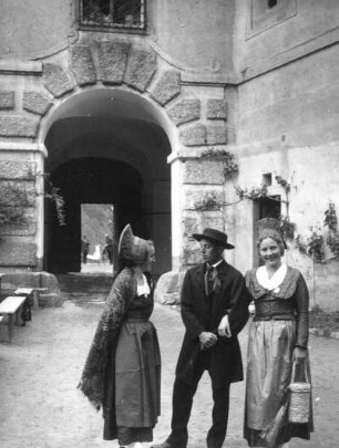 Österreich. Dürnstein. Junge Leute in niederösterreichischer Tracht