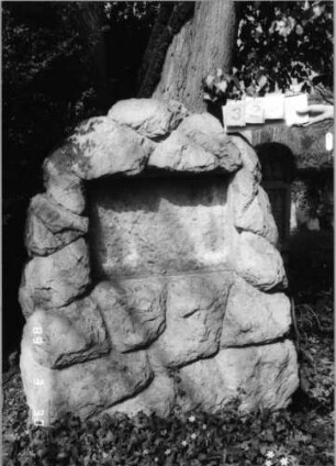 Grabstein 326 (Index: 99791943) Zustand: Fragment Maße HxBxT: 150x113x66 cm Besonderheit: kein Formblatt vorhanden: Grabstein 326