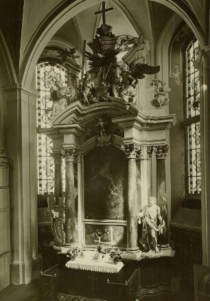 Elstra. Kirche Elstra (1726/1756, 1902 Restaurierung, 1987/1993 Restaurierung). Kircheninneres. Blick zum Altar mit den Skulpturen Moses un Johanns (Sandstein, 1733/1735; A. Böhmer)