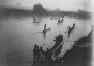 Überfahrt mit Booten : Überfahrt über den Fluss Kagera
