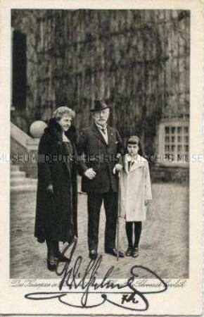 Fotopostkarte von Ex-Kaiser Wilhelm II., seiner zweiten Frau Hermine und ihrer Tochter Henriette mit eigenhändiger Unterschrift von Wilhelm