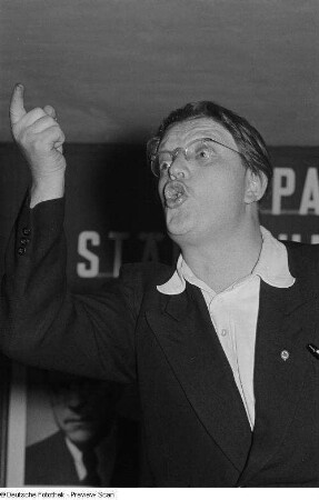 Porträt Kurt Barthels mit erhobenem Finger