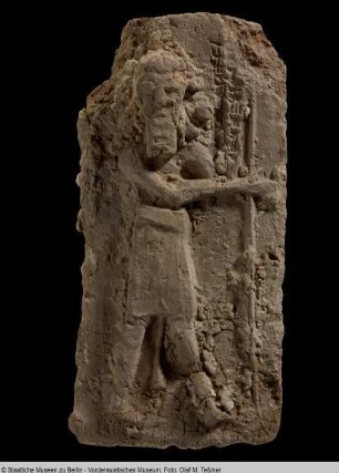 Apotropäisches Relief mit Inschrift und Darstellung eines sechslockigen Mannes