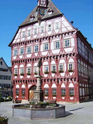 Stadtansicht - Rathaus von Ostnordost in Fachwerk (Jahr 1441 in Riegelbauweise mit hölzernen Nägeln) mit Dacherker sowie Marktbrunnen