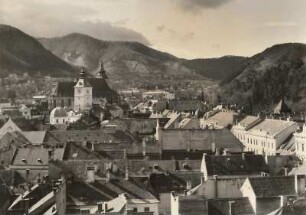 Brasov (ehemals Kronstadt). Blick nach Süden gegen Rathaus, Schwarze Kirche und Postavarul