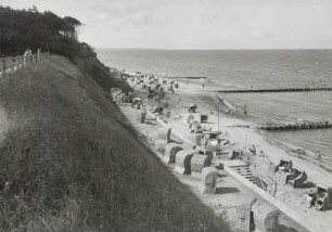 Blick vom Steilufer über den Strand und die Ostsee