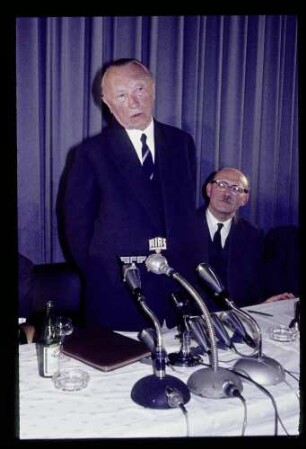 Kanzler-Pressekonferenz 7.5.62.