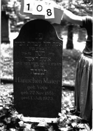 Grabstein 108 (Index: 100101348) Material: Granit Zustand: gut Maße HxBxT: 134x46x14 cm Beschreibung: Stele, Sockel, Konvexbogenabschluß: Grabstein 108