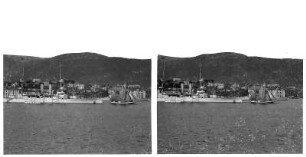 Bergen/ Norwegen: Hafen. Blick vom Wasser auf den Hafen von Bergen mit einem Dampfer und Segelschiff vor der Küste