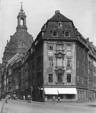 Dresden, Rampische Straße; im Hintergrund die Kuppel der Frauenkirche