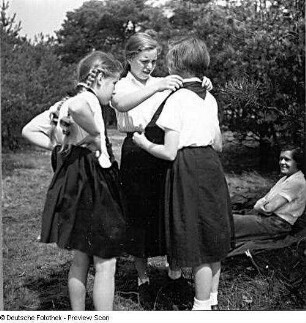 Mädchengruppe beim Halstuch binden