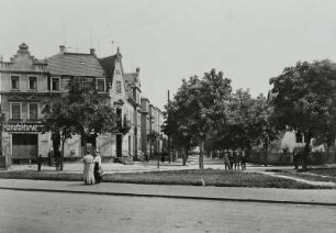 Mügeln (Heidenau-Mügeln). Maxstraße mit Passanten