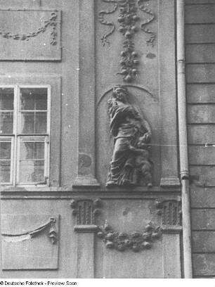 Allegorie der Liebe : Bautzen, Innere Lauenstraße 6. Wohnhaus mit Laden (1709/1720). Fassadendetail mit Allegorie der Liebe