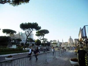 Rom: Blick vom Forum Romanum zum Denkmal für Vittorio Emanuele II., Trajanssäule