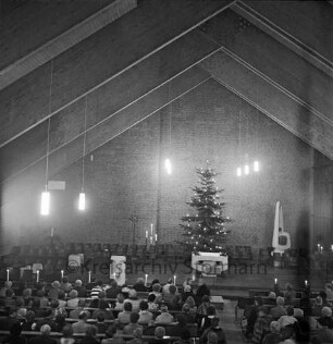 Weihnachtskonzert: Veranstalter Städtischer Musikkreis: Blick von Empore auf Altarraum mit Bestuhlung, vor Einzug der Chöre: Altar, Weihnachtsbaum, Kreuz, Kanzel, Taufbecken: unten Zuhörer in Kirchenbänken, 20. Dezember 1981