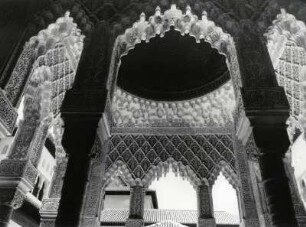 Der westliche Säulenvorhof im Löwenhof der Alhambra in Granada
