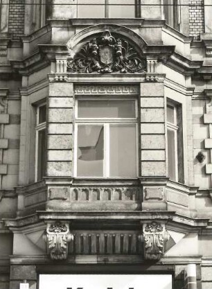 Dresden-Neustadt, Königsbrücker Straße 56. Wohnhaus mit Läden (1893). Mittelrisalit (1. Obergeschoß)