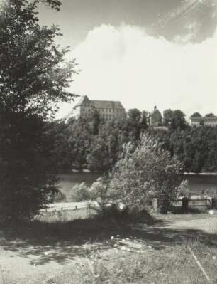 Burgk, Blick auf das Schloss : Burgk. Schloß. Ansicht von Südosten über die Saale (Ausgleichsbecken Burgkhammer)