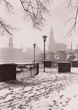 Dresden, Blick vom Neustädter Elbufer, Anlagen an der Augustusbrücke, zur Altstadt im Winter