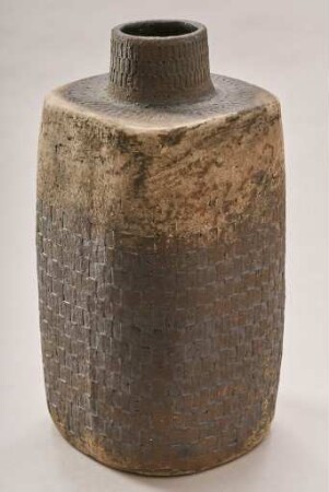 Braune Vase mit vierkantigem Körper und Hals